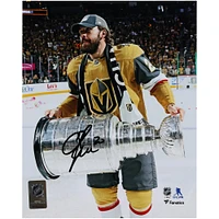Photographie autographiée de 8" x 10" de Chandler Stephenson, champion de la Coupe Stanley 2023 des Golden Knights de Vegas, soulevant la Coupe