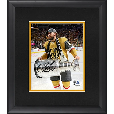 Photographie encadrée de luxe autographiée de 8" x 10" de Chandler Stephenson, champion de la Coupe Stanley 2023, lors de la levée de la Coupe