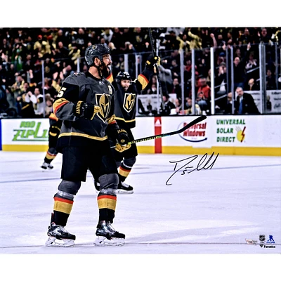 Deryk Engelland Vegas Golden Knights dédicacé 16" x 20" Photographie de célébration de but en maillot noir