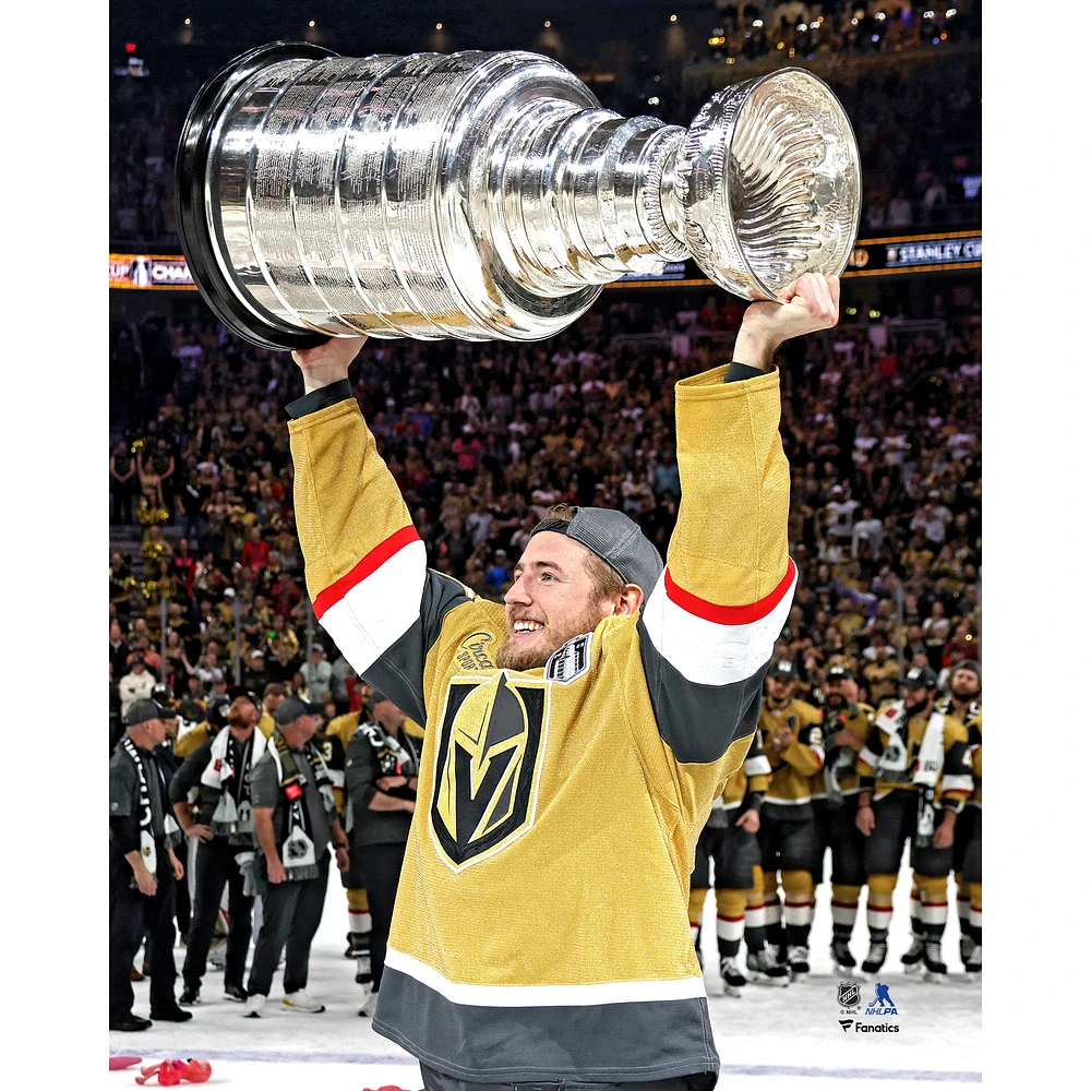 Photographie non signée d'Ivan Barbashiev des Vegas Golden Knights lors de la cérémonie remise Coupe Stanley 2023