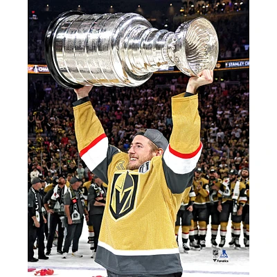 Photographie non signée d'Ivan Barbashiev des Vegas Golden Knights lors de la cérémonie remise Coupe Stanley 2023