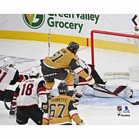 Maillot alternatif non signé de Mark Stone des Golden Knights Vegas marquant sur le filet contre les Coyotes l'Arizona