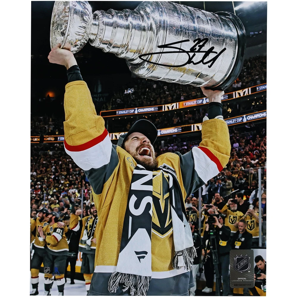 Photographie autographiée de 8" x 10" de Shea Theodore des Golden Knights de Vegas lors de la levée de la Coupe Stanley 2023