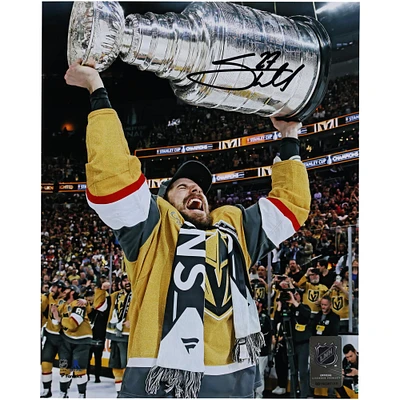 Photographie autographiée de 8" x 10" de Shea Theodore des Golden Knights de Vegas lors de la levée de la Coupe Stanley 2023