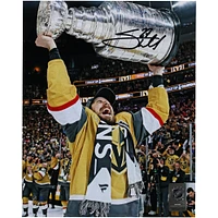 Photographie autographiée de 8" x 10" de Shea Theodore des Golden Knights de Vegas lors de la levée de la Coupe Stanley 2023