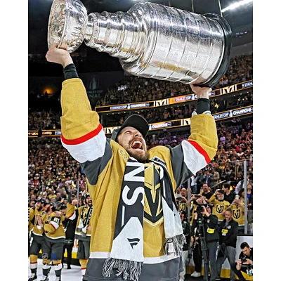 Photographie non signée de Shea Theodore Vegas Golden Knights, champion la Coupe Stanley 2023