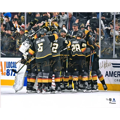 Photographie de célébration d'équipe autographiée de 16" x 20" des Vegas Golden Knights avec plusieurs signatures - Édition limitée à 20