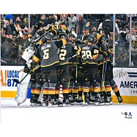 Photographie de célébration d'équipe autographiée de 16" x 20" des Vegas Golden Knights avec plusieurs signatures - Édition limitée à 20