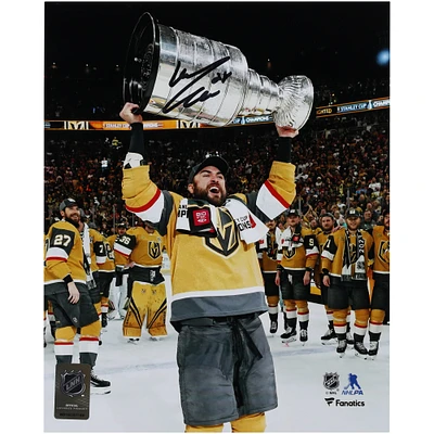 Photographie autographiée de 8" x 10" de William Carrier, champion de la Coupe Stanley 2023, lors de la levée de la Coupe