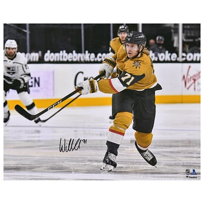 Photographie autographiée de 16" x 20" de William Karlsson lors du tournage du maillot doré des Vegas Golden Knights