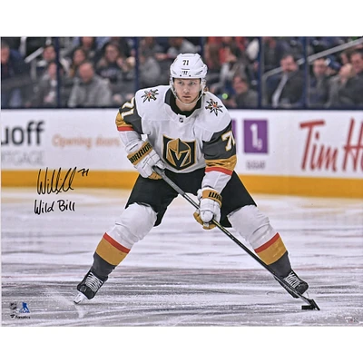 William Karlsson Vegas Golden Knights Photographie dédicacée de patinage en jersey blanc 40,6 x 50,8 cm avec inscription « Wild Bill »