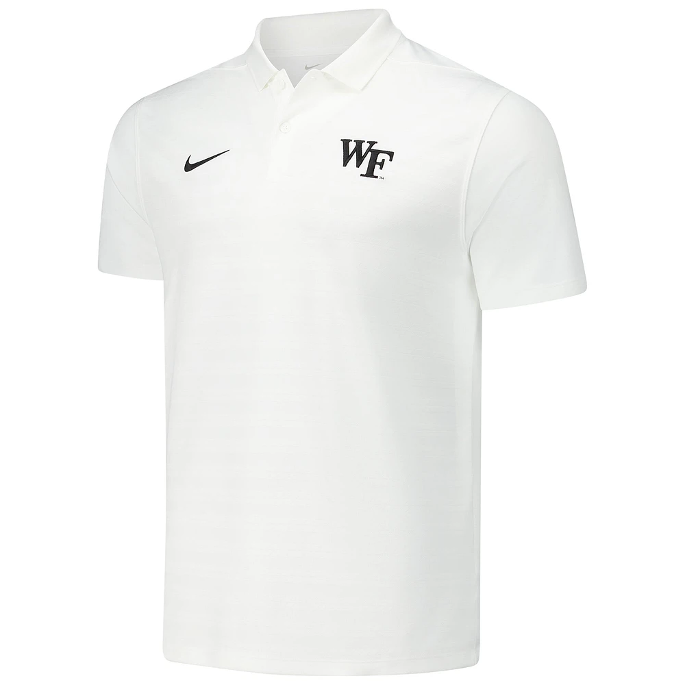 Polo Nike blanc Wake Forest Demon Deacons 2024/25 Sideline Victory Coaches Performance pour homme