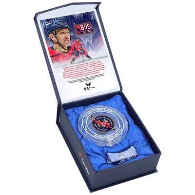 Rondelle de cristal Alexander Ovechkin pour le 895e but des Capitals de Washington - Remplie de glace utilisée lors d'un match des Capitals de Washington pendant la saison du 895e but