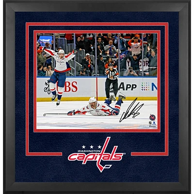 Photographie encadrée de luxe autographiée par Alexander Ovechkin, 16" x 20" des Capitals de Washington, célébrant son 895e but