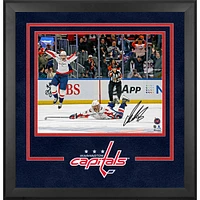 Photographie encadrée de luxe autographiée par Alexander Ovechkin, 16" x 20" des Capitals de Washington, célébrant son 895e but