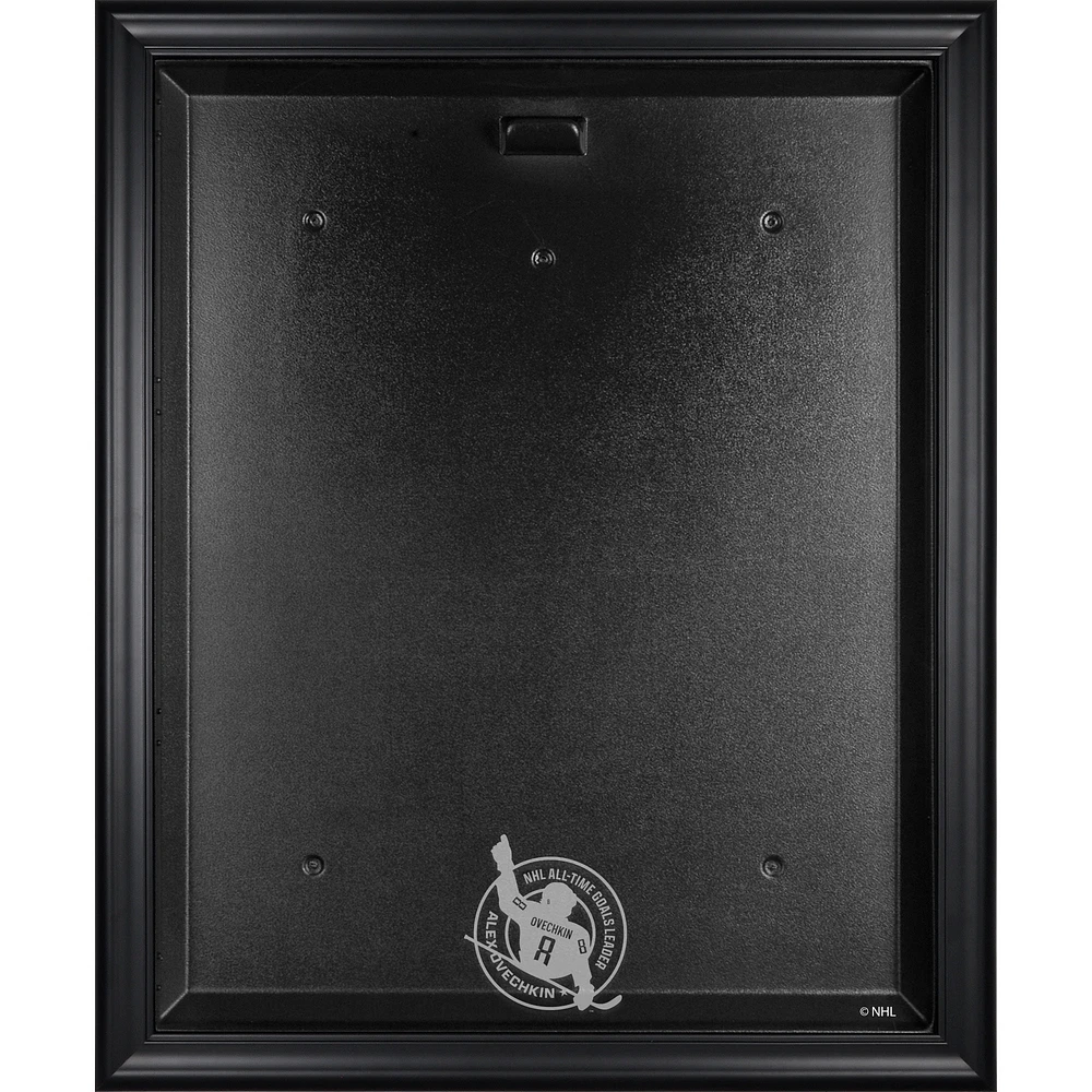 Vitrine de présentation du maillot Alexander Ovechkin des Capitals de Washington, avec cadre noir et logo du 895e but