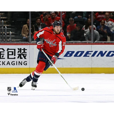 Anthony Mantha, joueur des Capitals de Washington, patine avec une rondelle, photo non signée