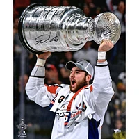 Tom Wilson Washington Capitals Champions de la Coupe Stanley 2018 dédicacé 16" x 20" Raising Cup Photographie