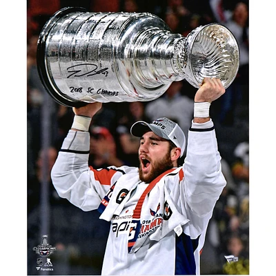 Photographie dédicacée par Tom Wilson des Capitals de Washington 16'' x 20'' 2018 Stanley Cup Champions Raising Cup avec inscription « 2018 SC Champs »
