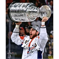 Photographie dédicacée par Tom Wilson des Capitals de Washington 16'' x 20'' 2018 Stanley Cup Champions Raising Cup avec inscription « 2018 SC Champs »