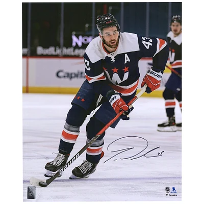 Photographie de patinage vertical bleu marine autographiée par Tom Wilson des Capitals de Washington, 16'' x 20''