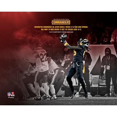 Photographie non signée de Jayden Daniels et Noah Brown, les Washington Commanders, qui ont remporté le match