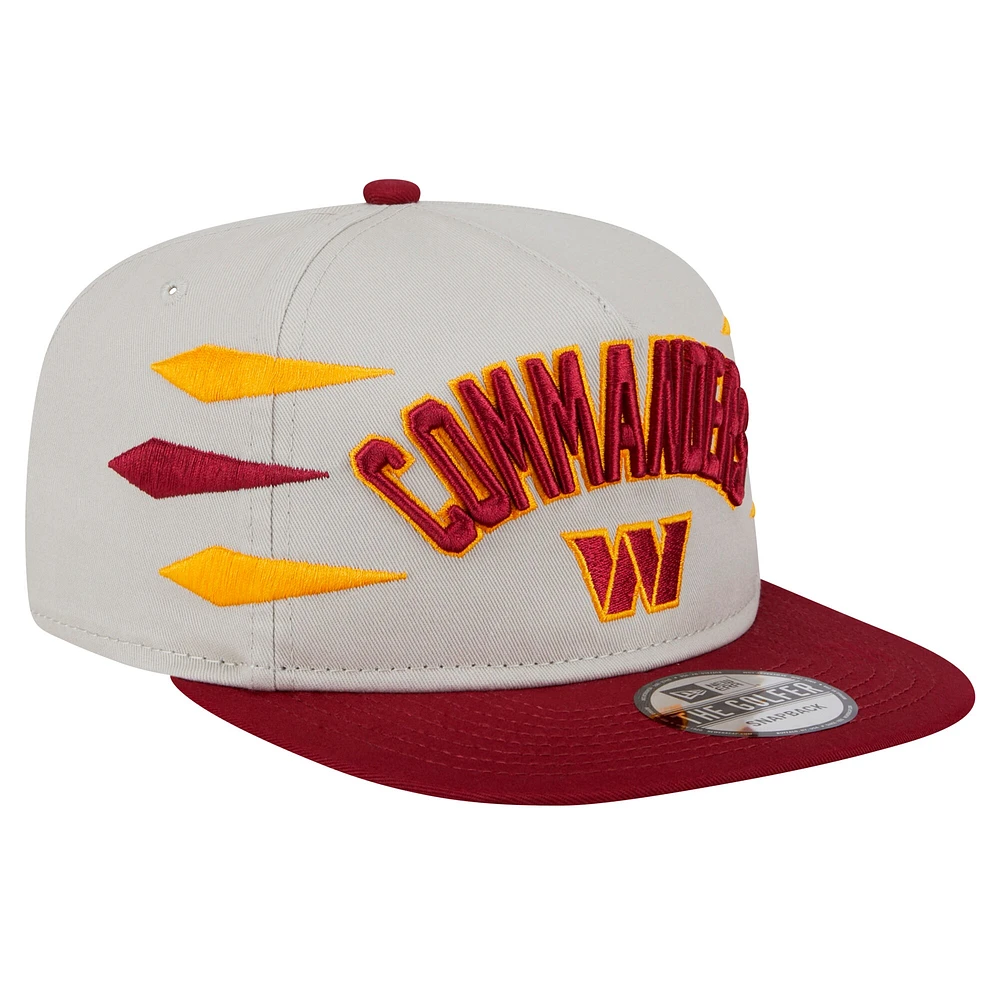 Casquette de golf athlétique à visière snapback Washington Commanders de New Era pour homme, couleur pierre/bordeaux