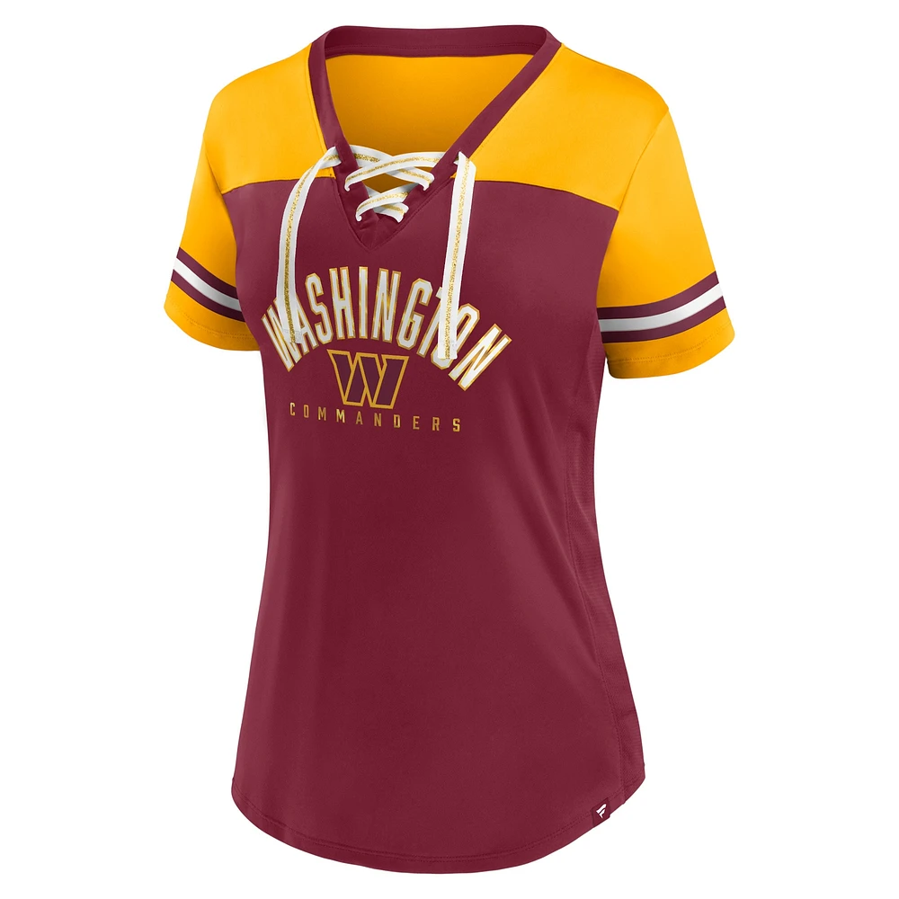 T-shirt en jersey à lacets et col V Fanatics pour femmes bordeaux/or Washington Commanders Blitz & Glam