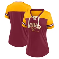 T-shirt en jersey à lacets et col V Fanatics pour femmes bordeaux/or Washington Commanders Blitz & Glam