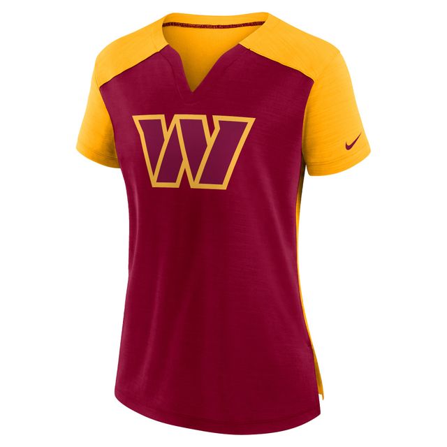 T-shirt à encolure crantée Nike Washington Commanders Impact Exceed Performance pour femme, bourgogne/doré