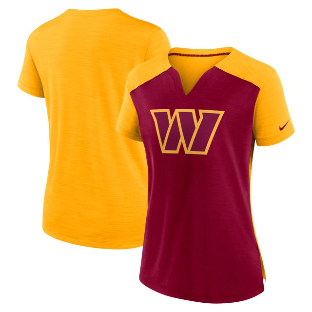 T-shirt à encolure crantée Nike Washington Commanders Impact Exceed Performance pour femme, bourgogne/doré