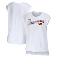 Women's WEAR by Erin Andrews T-shirt blanc Washington Commanders Greetings From Muscle