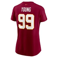 T-shirt Nike Chase Young Burgundy Washington avec nom et numéro de l'équipe football pour femme