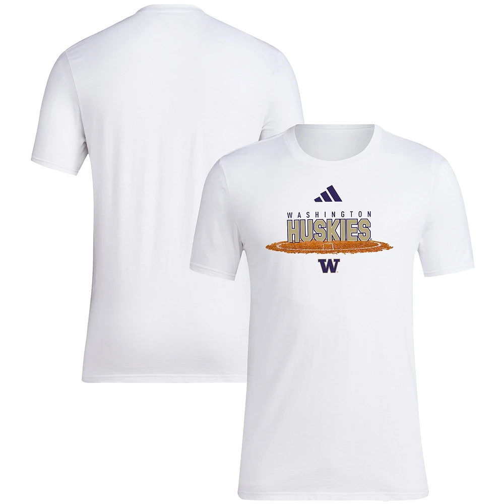 T-shirt adidas White Washington Huskies Softball Pitcher's Circle pour hommes