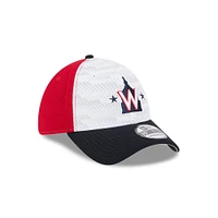 Casquette New Era 39THIRTY Flex rouge/bleu marine des Washington Nationals 2025 MLB Clubhouse pour homme