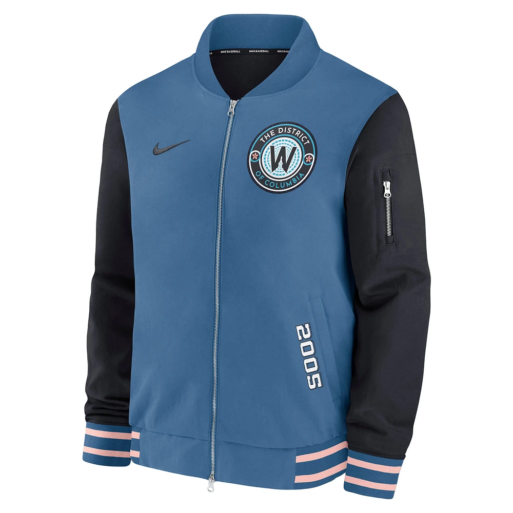 Veste aviateur Nike bleue pour homme, collection authentique City Connect 2025 des Washington Nationals, entièrement zippée, le terrain