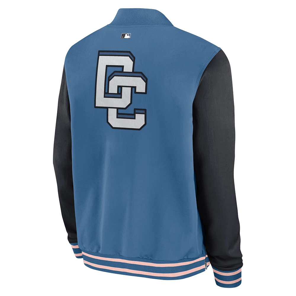 Veste aviateur Nike bleue pour homme, collection authentique City Connect 2025 des Washington Nationals, entièrement zippée, le terrain