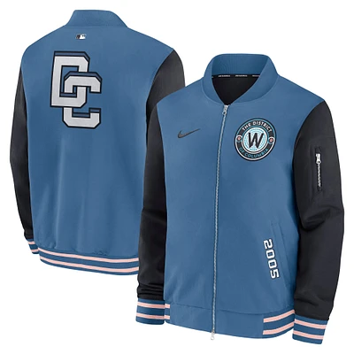 Veste aviateur Nike bleue pour homme, collection authentique City Connect 2025 des Washington Nationals, entièrement zippée, le terrain