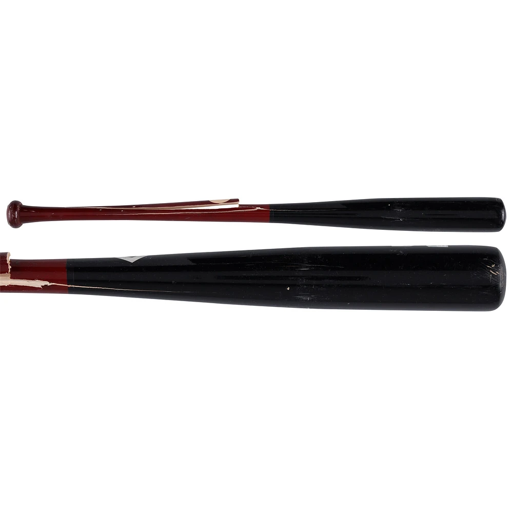 Batte de baseball Louisville Slugger noire et rouge de Paul DeJong, utilisée par les Nationals de Washington lors du match contre les Phillies de Philadelphie, le 27 mars 2025.