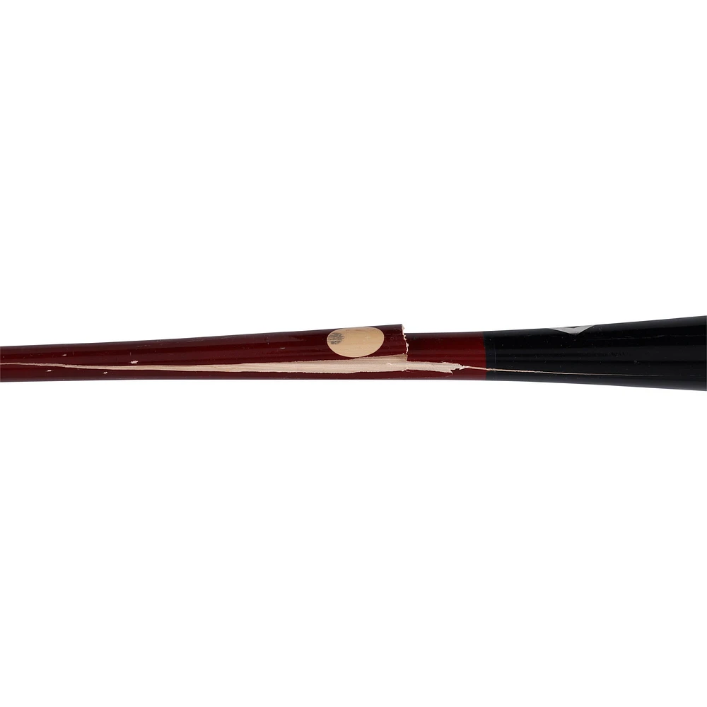 Batte de baseball Louisville Slugger noire et rouge de Paul DeJong, utilisée par les Nationals de Washington lors du match contre les Phillies de Philadelphie, le 27 mars 2025.