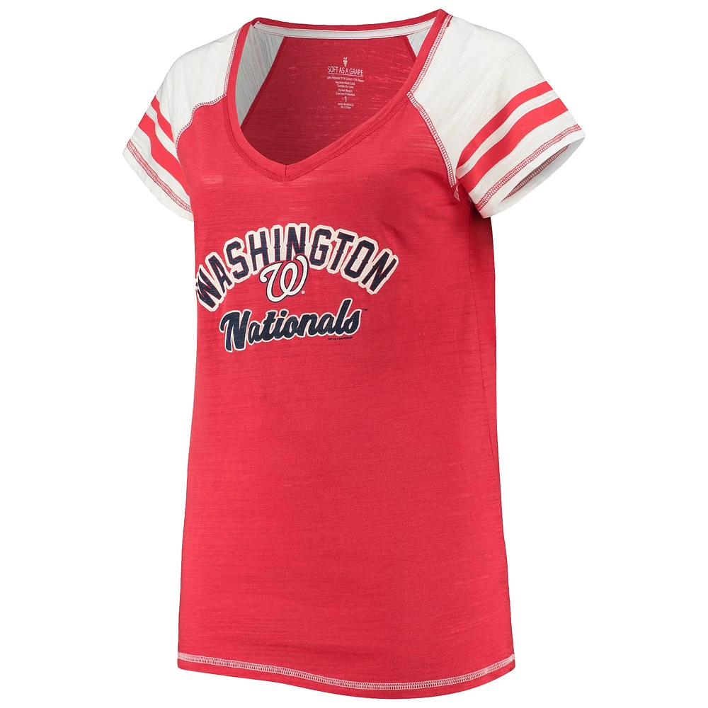 T-shirt à col en V tri-mélange raglan blocs de couleurs courbés pour femmes doux comme un raisin rouge Washington Nationals