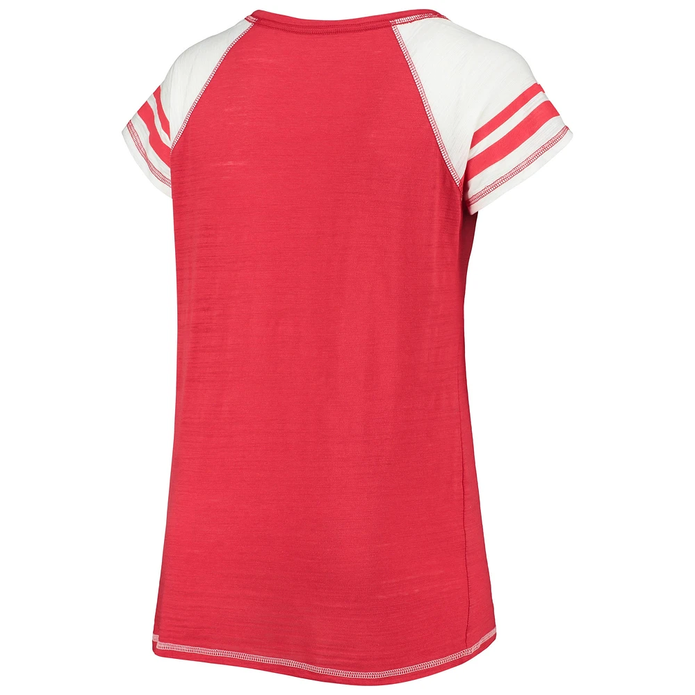 T-shirt à col en V tri-mélange raglan blocs de couleurs courbés pour femmes doux comme un raisin rouge Washington Nationals