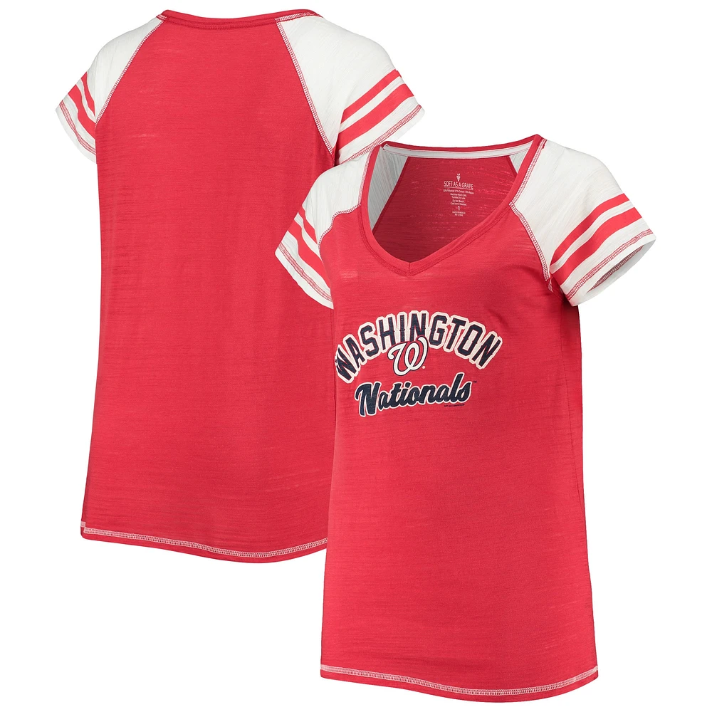 T-shirt à col en V tri-mélange raglan blocs de couleurs courbés pour femmes doux comme un raisin rouge Washington Nationals