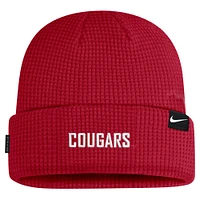 Bonnet tricoté à revers Nike Crimson Washington State Cougars 2024 Sideline Terra pour homme