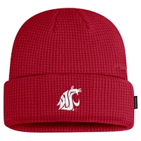 Bonnet tricoté à revers Nike Crimson Washington State Cougars 2024 Sideline Terra pour homme