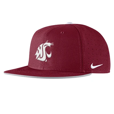 Casquette de baseball Nike Crimson Washington State Cougars 2025 On-Field True Performance pour homme