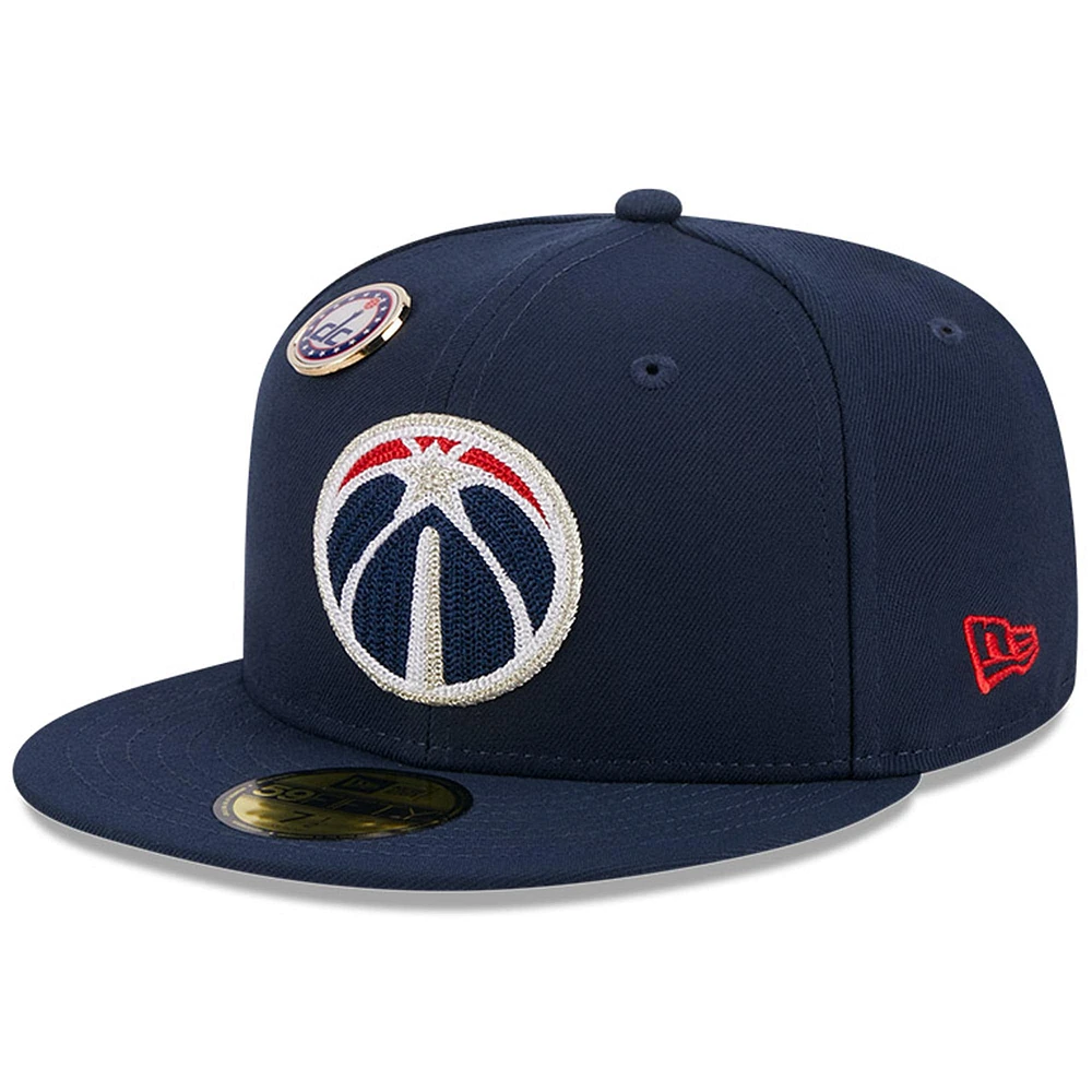 Casquette ajustée 59FIFTY avec logo en pin de chaîne des Washington Wizards New Era pour hommes, bleu marine