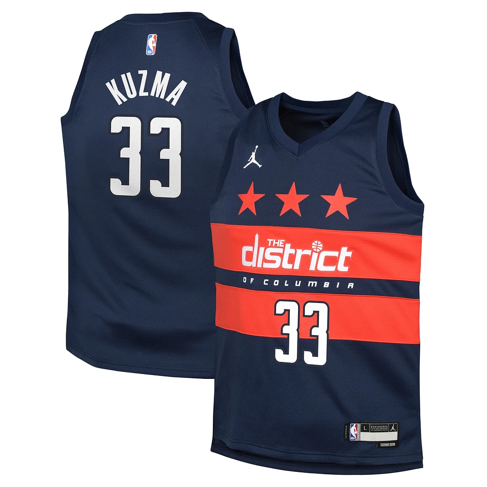 Maillot Jordan Brand Kyle Kuzma Navy Swingman pour jeunes Washington Wizards - Édition Statement