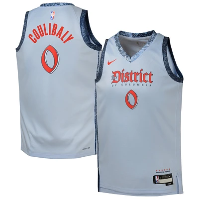 Maillot de joueur Nike Swingman Bilal Coulibaly bleu clair pour jeune des Washington Wizards 2024/25 - Édition City