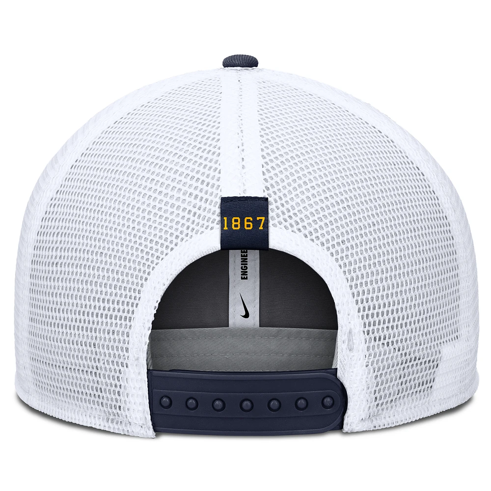 Casquette ajustable Nike Performance Pro bleu marine des West Virginia Mountaineers pour homme